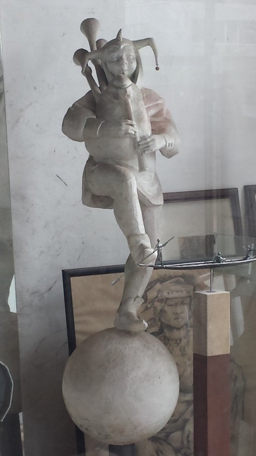 Skulptur von einem Narr mit Sackpfeife